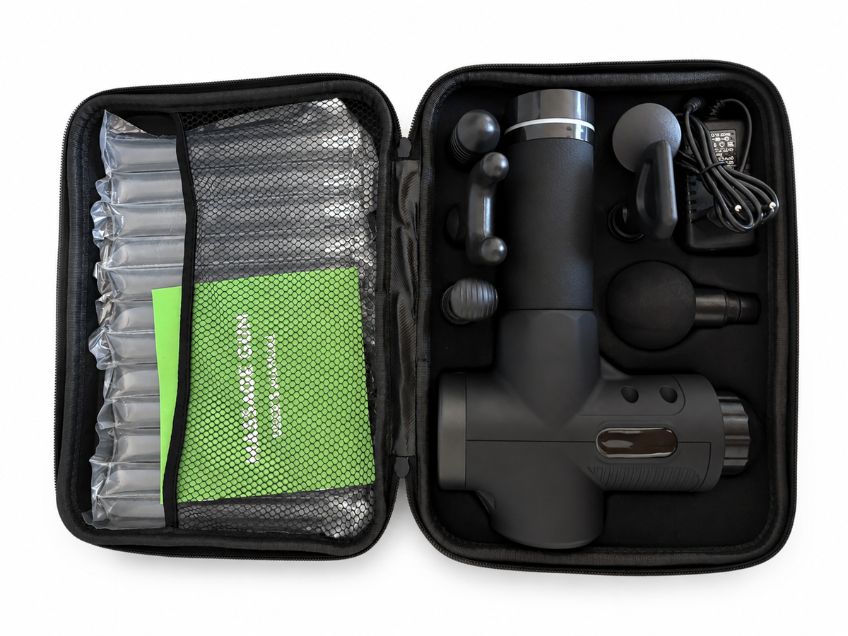 Pistolet de massage SwissTouch Elite ouvert dans sa mallette avec les six têtes interchangeables et le chargeur
