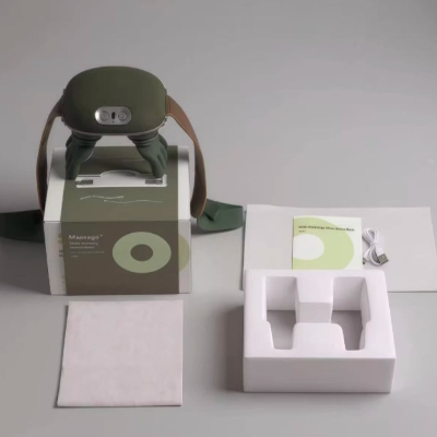 Contenu de la boîte du masseur d'épaules SwissTouch, appareil, sangles et câble de recharge