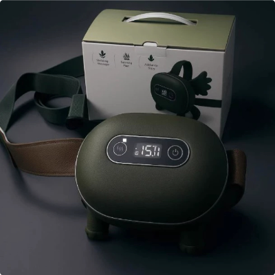 Masseur d'épaules SwissTouch vert olive et son emballage, écran de contrôle allumé